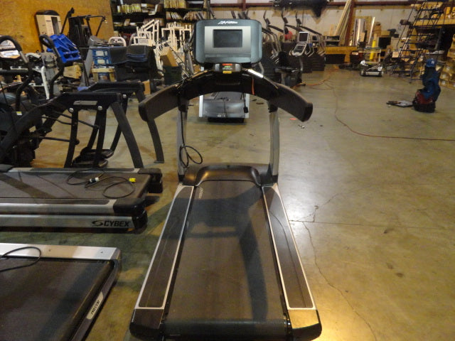 Life Fitness 95T Discover Series SI Treadmill