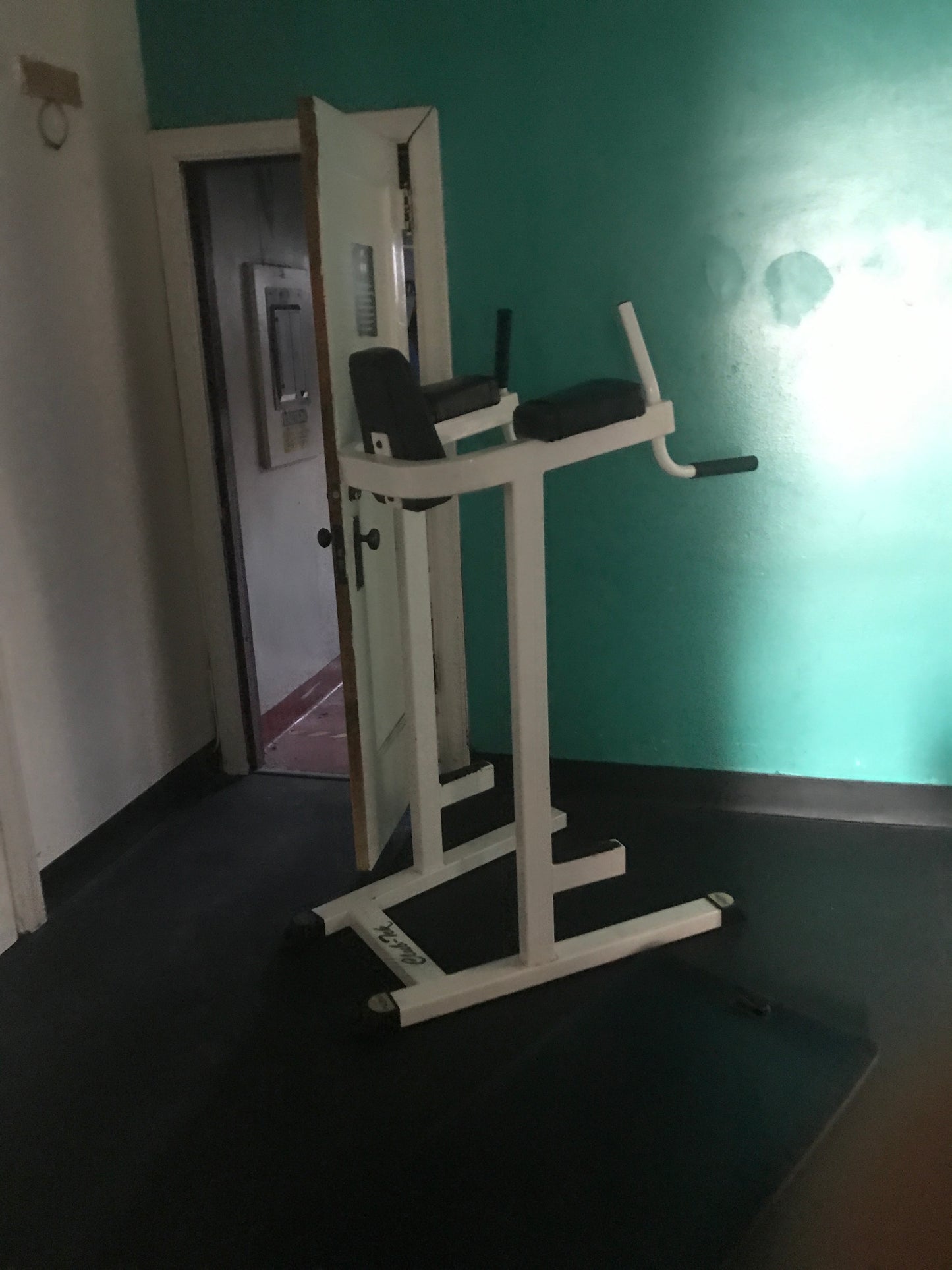 Tuff Stuff Club Tek Vertical Knee Raise Dip Station Tower