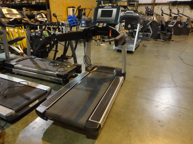 Life Fitness 95T Discover Series SI Treadmill
