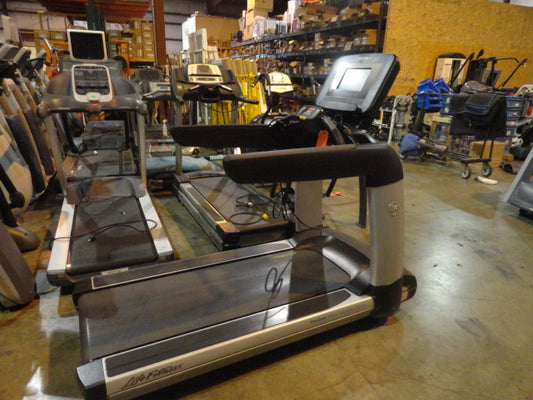 Life Fitness 95T Discover Series SI Treadmill